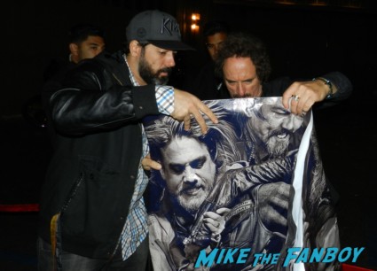 Kim Coates signing autographs  sons of anarchy one heart benefit charlie hunnam leaving