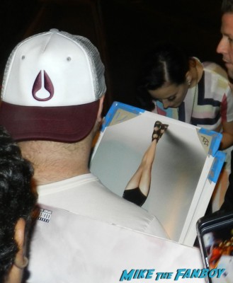 katy perry signing autographs meeting fans prism release day I h 001