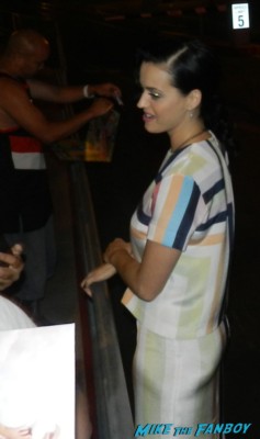 katy perry signing autographs meeting fans prism release day I h 001