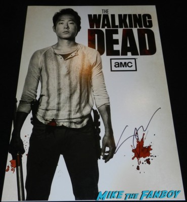steven yeun signing autographs at the walking dead season 4 premiere red carpet norman reedus hot 151