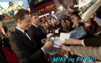 tom hiddleston signing autographs thor the dark world london movie premiere natalie portman signing autographs (23)