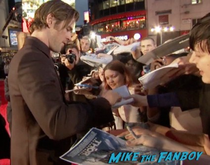 chris hemsworth signing autographs thor the dark world london movie premiere natalie portman signing autographs (23)