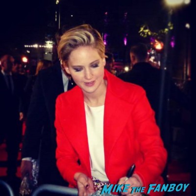 jennifer lawrence Signing autographs hunger games catching fire uk movie premiere