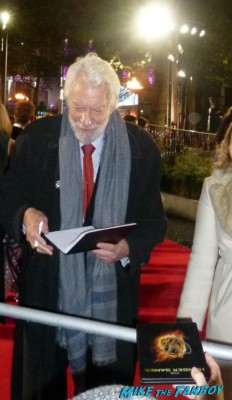 donald sutherland Signing autographs hunger games catching fire uk movie premiere 