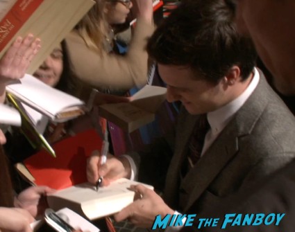 Josh hutcherson signing autographs Hunger games catching fire berlin premiere jennifer lawrence signing autographs (7)