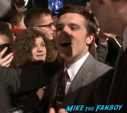 Josh hutcherson signing autographs Hunger games catching fire berlin premiere jennifer lawrence signing autographs (7)