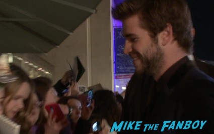 liam hemsworth signing autographs Hunger games catching fire berlin premiere jennifer lawrence signing autographs (7)