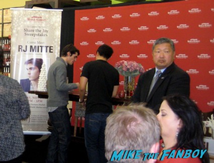 Breaking Bad's RJ Mitte world market autograph signing