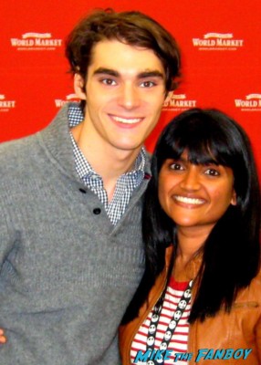 Breaking Bad's RJ Mitte world market autograph signing
