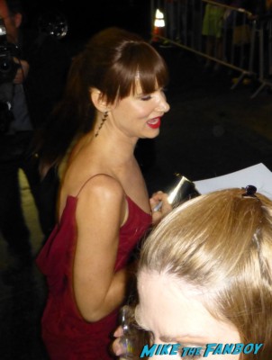 juliette lewis signing autographs at afi august osage county screening george clooney signing autogra 019