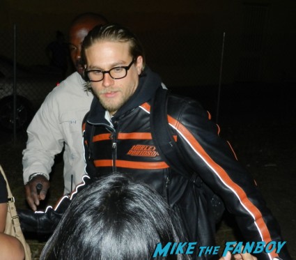 charlie hunnam signing autographs hot sons of anarchy set 002