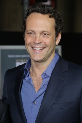 vince vaughn signing autographs delivery man movie premiere red carpet (6)