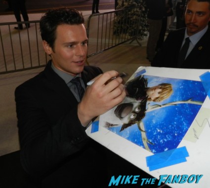 Jonathan Groff signing autographs frozen movie premiere los angeles red carpet 031