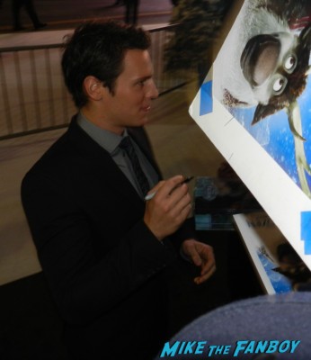 Jonathan Groff signing autographs frozen movie premiere los angeles red carpet 031