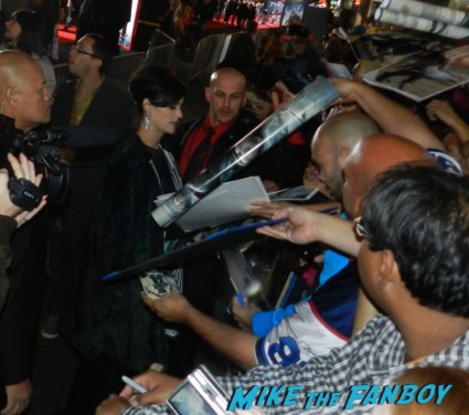 jamie alexander signing autographs thor dark world movie premiere red carpet chris hemsworth 012