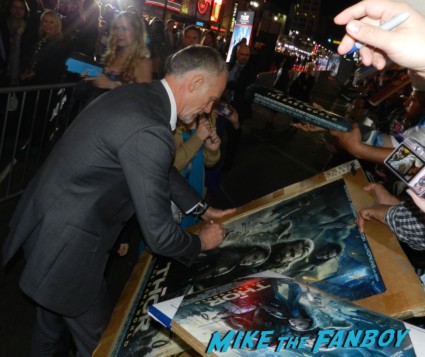 alan taylor signing autographs at the thor dark world movie premiere red carpet chris hemsworth 015