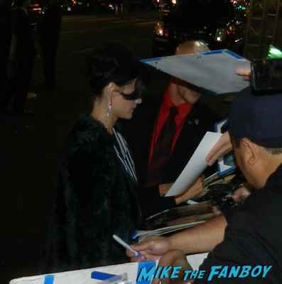 jamie alexander signing autographs at the thor dark world movie premiere red carpet chris hemsworth 039