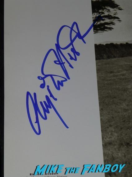 Anjelica Huston Signing Autographs meeting fans hot1