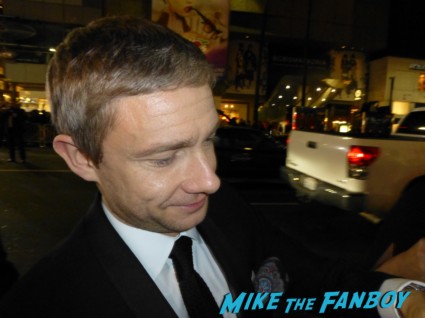 martin freeman signing autographs for fans at the hobbit smaug movie premiere los angeles signing autographs 023