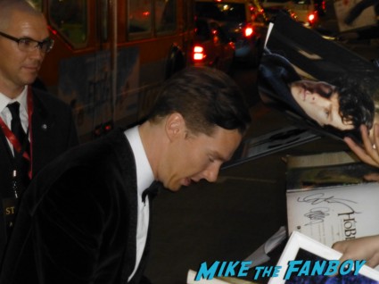 benedict cumberbatch signing autographs for fans rare the hobbit premiere
