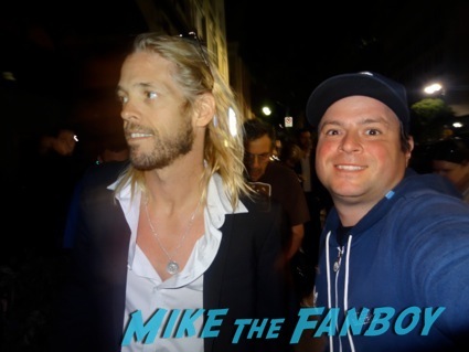 taylor hawkins signing autographs photo flop signed1