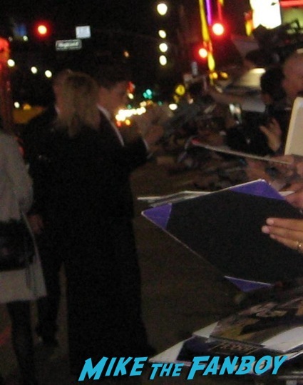 Richard Armitage signing autographs the hobbit desolation of smaug world premiere red carpet27