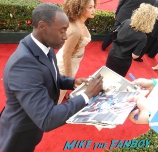 don cheadle Celebrities Signing Autographs 2014 sag awards72