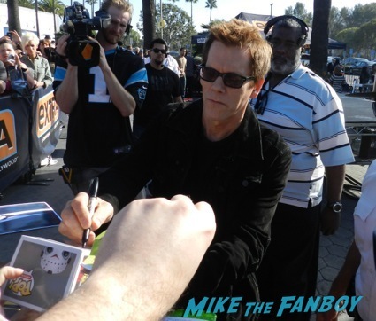 Kevin Bacon signing autographs extra universal studios 1