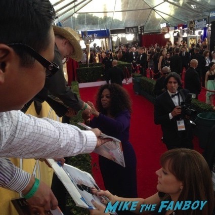 oprah winfrey signing autographs for fans sag awards3