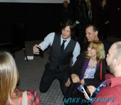 norman reedus signing autographs The Walking Dead season 4 q and a television academy 110