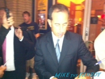 jerry seinfeld signing autographs for fans chicago2