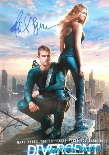 Shailene Woodley signing autographs Divergent berlin movie premiere theo james disses fans 3