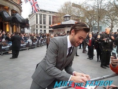 douglas booth signing autographs Noah UK Premiere Russell Crowe Emma Watson signing autographs9