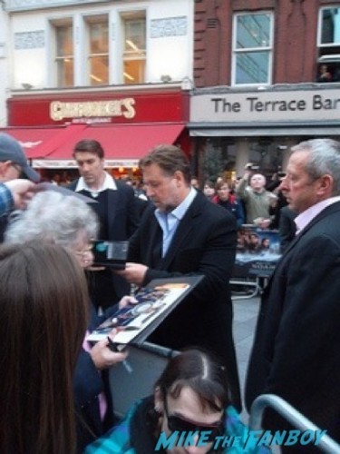 russell crowe signing autographs Noah UK Premiere Russell Crowe Emma Watson signing autographs4