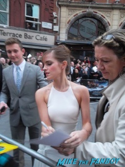 emma watson signing autographs Noah UK Premiere Russell Crowe Emma Watson signing autographs7