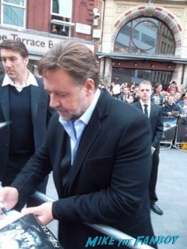 russell crowe signing autographs Noah UK Premiere Russell Crowe Emma Watson signing autographs4