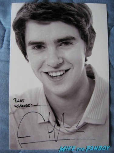 freddie highmore Signed autograph hot photo rare6