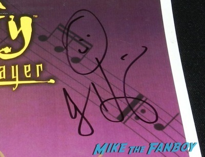 alyson hannigan jimmy kimmel live signing autographs 4