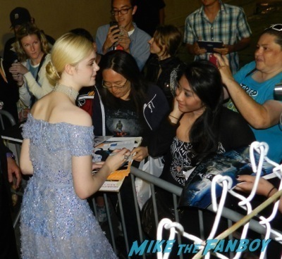 elle fanning signing autographs  Maleficent los angeles premiere photos brad pitt signing autographs  angelina jolie   46