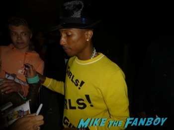 Pharrell Williams signing autographs jimmy kimmel live hot      2