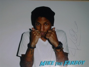 Pharrell Williams signing autographs jimmy kimmel live hot      2