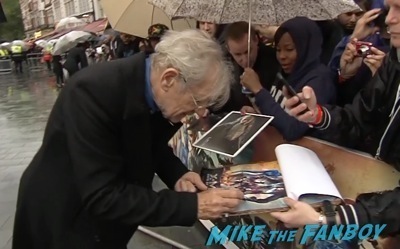 X-Men: Days of Future past uk premiere signing autographs ian mckellen michael fassbender 4