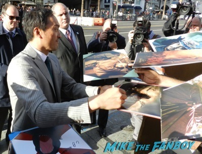 Ken Watanabe signing autographs Godzilla movie premiere aaron-taylor Johnson elizabeth olsen15