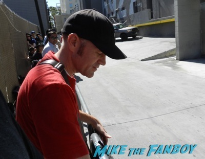 Tom Cruise signing autographs fan photo jimmy kimmel live 2014    1