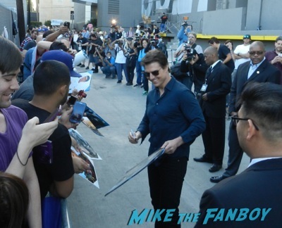 Tom Cruise signing autographs fan photo jimmy kimmel live 2014 1