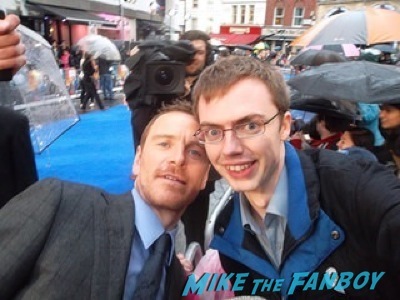 michael fassbender selfie X-Men: Days of Future Past UK premiere blue carpet michael Fassbender   18