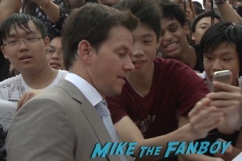 mark wahlberg signing autographs transformers hong kong premiere mark wahlberg signing autographs 1