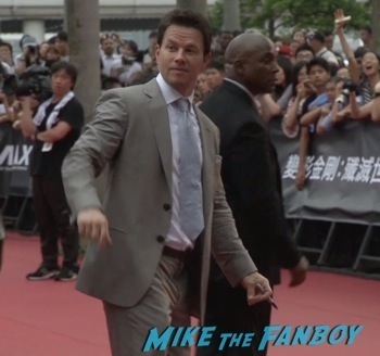 mark wahlberg signing autographs transformers hong kong premiere mark wahlberg signing autographs  1