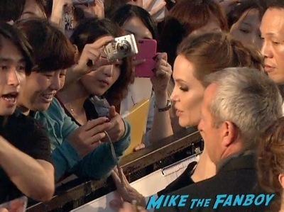 Maleficent Japan premiere angelina Jolie signing autographs elle fanning   12