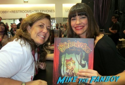 Evangeline Lilly book signing SDCC fan photo selfie hot 1